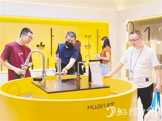 此次上海廚衛(wèi)展現(xiàn)場，開平衛(wèi)浴企業(yè)帶來多款引發(fā)業(yè)界關(guān)注的代表性新品。