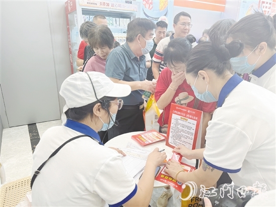 不少長者前來參加活動和辦理長者優(yōu)惠卡。