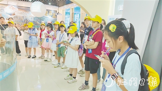 觀察團成員寫下自己的建議，為城市發(fā)展建言獻策。