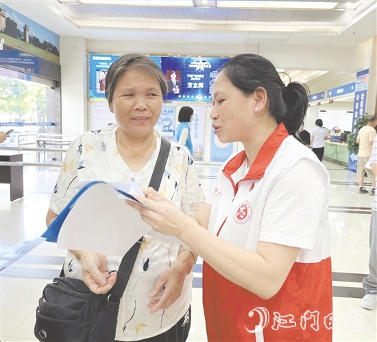 黨員志愿者為老年人提供全流程“暖心陪伴”服務(wù)。