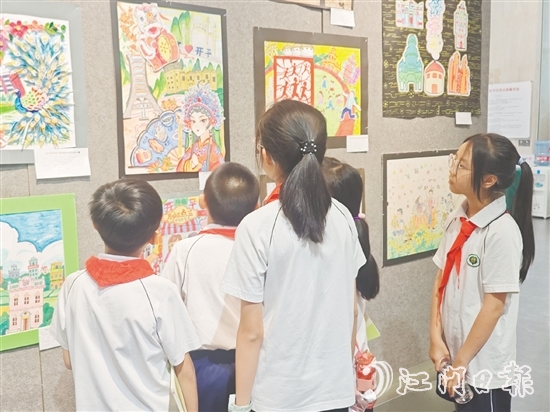 充滿童趣的繪畫作品吸引不少學(xué)生駐足欣賞。
