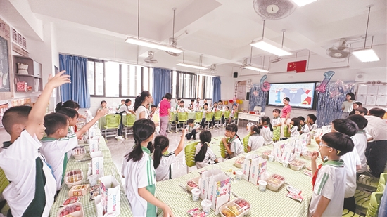 學(xué)生們參加家委會組織的班級趣味活動慶祝節(jié)日。