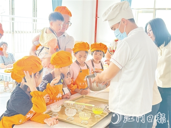 禮樂街道黨群服務(wù)中心邀請(qǐng)面點(diǎn)師指導(dǎo)孩子們制作糕點(diǎn)。