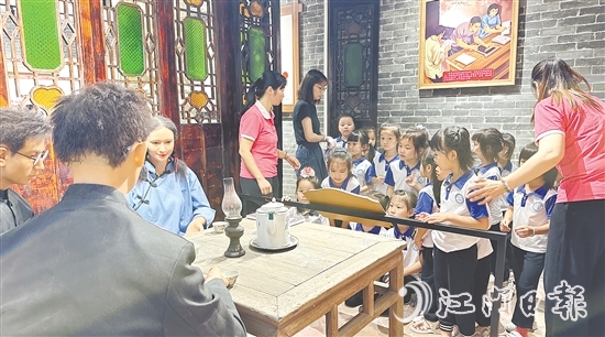 外海街道攜手江門幼師，打造“行走的思政課”，帶領(lǐng)青少年體悟革命先輩的精神。