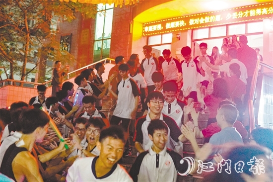 高一高二學生齊聚校道兩旁，為即將高考的高三學長學姐送上祝福。