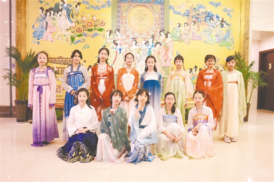 學(xué)員在西安體驗唐服。