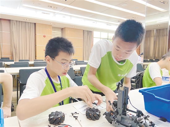 學(xué)員在北京體驗組裝機器人。