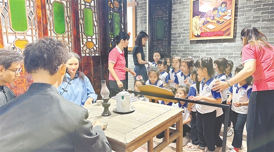 外海街道攜手江門幼師，打造“行走的思政課”，帶領青少年體悟革命先輩的精神。