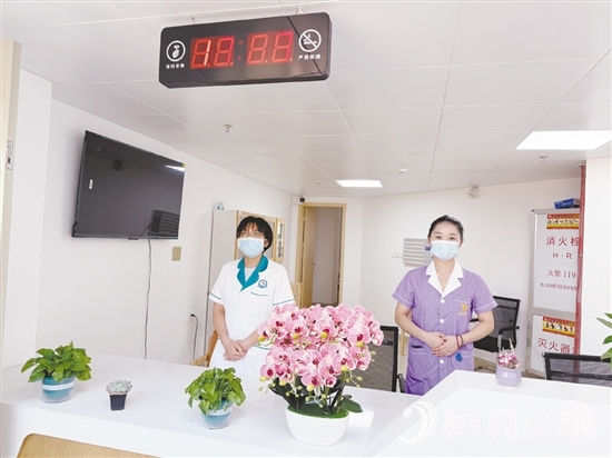 鶴山工業(yè)城養(yǎng)老服務中心設(shè)置呼叫站，確保長者能及時享受專業(yè)的護理和醫(yī)療服務。