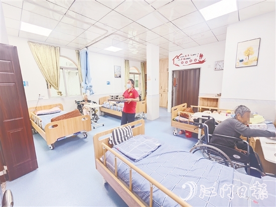 在鶴山市社會福利院，長者們的房間變得更加明亮、舒適。