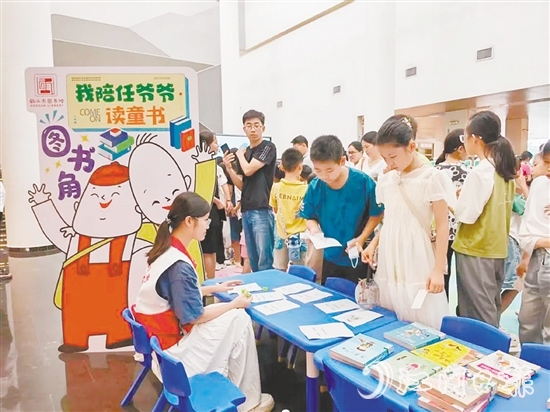 在鶴山市圖書館，小朋友參加游園會。