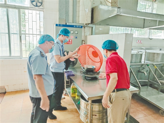 鶴山市市場監(jiān)管局開展考前食品安全檢查。