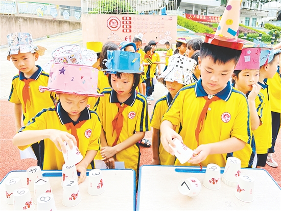 游園會(huì)中，學(xué)生們?cè)谌の队螒蛑姓归_一場(chǎng)場(chǎng)精彩的“頭腦風(fēng)暴”。