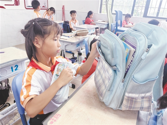 學(xué)生展示整理技巧，爭取在短時(shí)間內(nèi)將學(xué)習(xí)用品整理得井井有條。