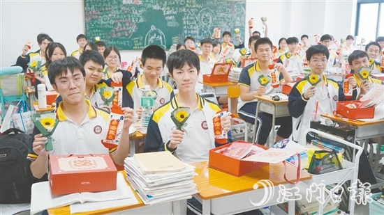 江門一中高三（13）班班主任和家委給同學(xué)們準備了“高考加油包”。