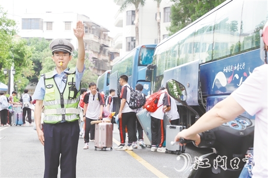 臺山交警護送高考考生。臺山公安供圖