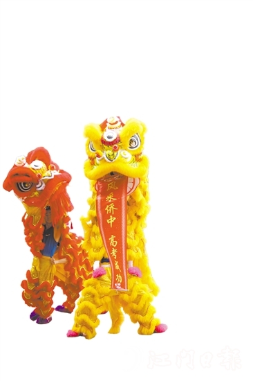開平市風(fēng)采華僑中學(xué)以舞獅為即將踏上高考征程的高三學(xué)子吹響沖鋒的號角！
