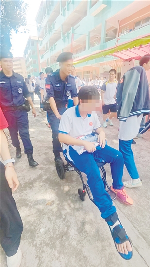棠下中學考點一名考生行動不便，民警立即響應一路護送考生，成為考生的可靠“拐杖”。