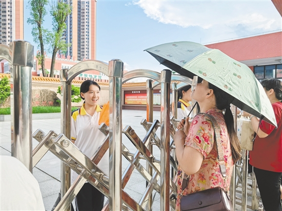 不少家長為孩子送來“愛心餐”。