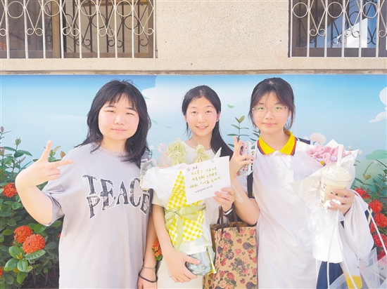 禮樂中學(xué)考生收到好室友親手制作的花束，一起慶祝高考順利結(jié)束。