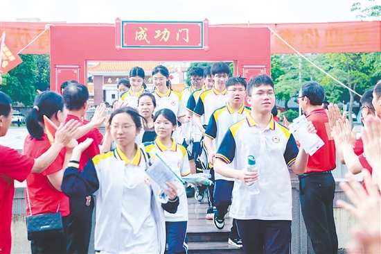 高考不僅是對學(xué)識的檢驗，更是一段鐫刻著拼搏與成長的青春記憶。
