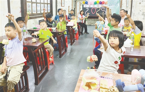 學(xué)堂開展豐富多彩的活動，注重培養(yǎng)孩子的興趣愛好。