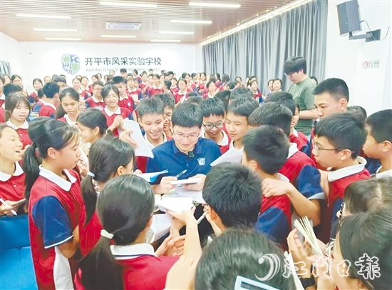 講座后，學生們紛紛找徐吉磊簽名留念。