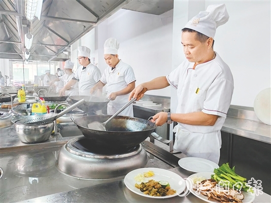 近年來，開平市人社局依托“粵菜師傅”技能大師工作室及企業(yè)實(shí)訓(xùn)基地，累計(jì)培養(yǎng)持證“粵菜師傅”超1000人。