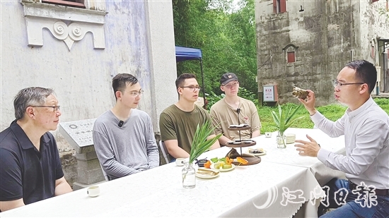 胡毓航和三個兒子通過地方美食了解家鄉(xiāng)風(fēng)土人情。