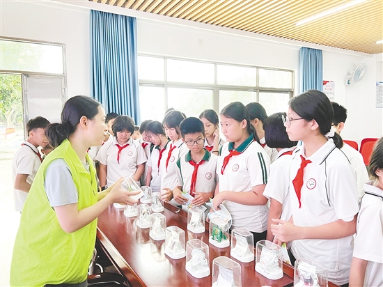 禁毒社工向?qū)W生講解禁毒知識(shí)。