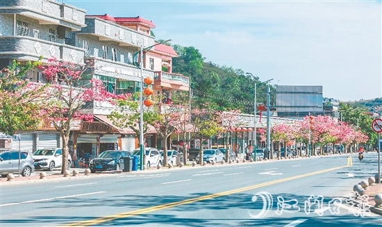 三合鎮(zhèn)溫泉村將生態(tài)優(yōu)勢(shì)轉(zhuǎn)化為發(fā)展優(yōu)勢(shì)，打造“水清岸綠、設(shè)施完善、鄉(xiāng)風(fēng)文明”的宜居環(huán)境。