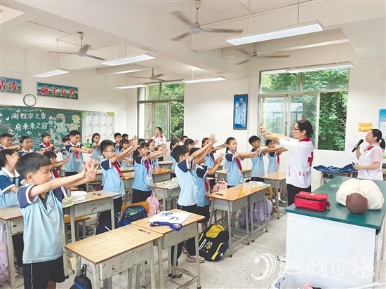 在實操環(huán)節(jié)，學(xué)生在專業(yè)師資的指導(dǎo)下學(xué)習(xí)急救技能。