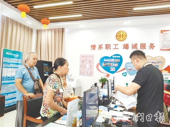 為解決漁民換證難題，工會直接將服務(wù)臺搬到漁港。
