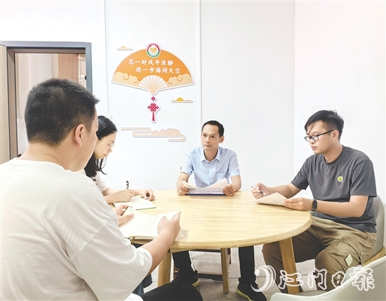 羅哲敬（右）用腳步丈量土地，用真情化解堅(jiān)冰。