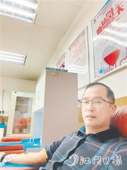 易國城在江門市中心血站獻(xiàn)血。