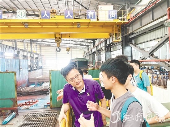 在廣東博盈特焊技術股份有限公司，企業(yè)代表與學子們在生產(chǎn)一線進行交流。