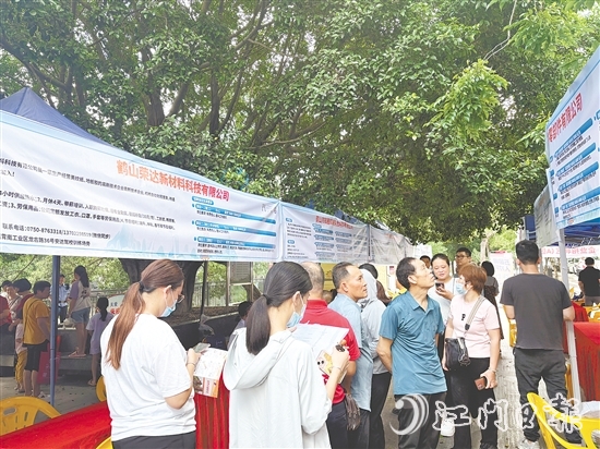 招聘會現(xiàn)場人來人往，各企業(yè)紛紛亮出自家“靚崗位”“好待遇”。