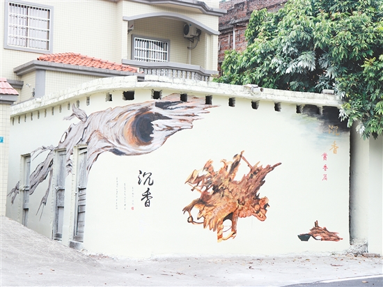 坑尾村在農(nóng)房墻面畫(huà)上沉香墻繪，營(yíng)造濃厚的沉香文化氛圍。