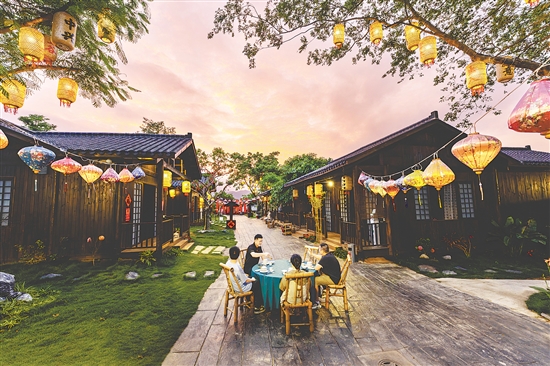 盤活閑置校舍，建設(shè)特色項(xiàng)目——古韻樹廬，豐富游客體驗(yàn)。