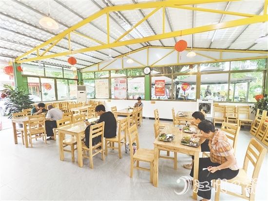恩平市通過(guò)改建恩城街道小島社區(qū)一處老人時(shí)常聚集的活動(dòng)場(chǎng)所，引入餐飲機(jī)構(gòu)運(yùn)營(yíng)社區(qū)長(zhǎng)者食堂，滿足老人就餐需求。