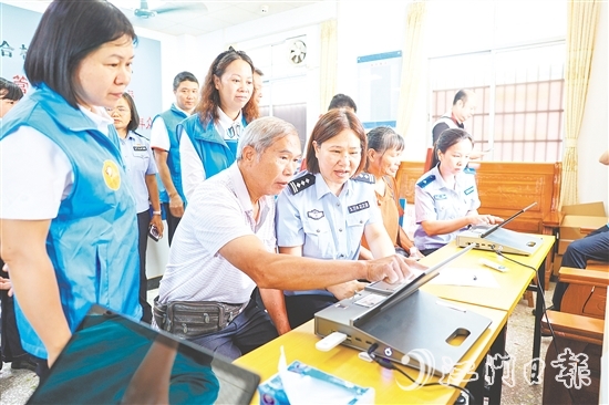 恩平公安戶政部門主動(dòng)將“辦證專場(chǎng)”開進(jìn)廠區(qū)、社區(qū)。