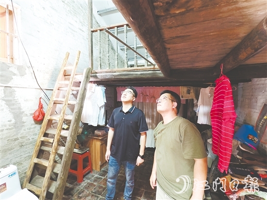 張正毅（左）與村干部一起到村中了解村民危房改造情況。