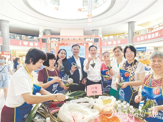 吳衛(wèi)均（左四）參加恩平市端午節(jié)慈善包粽活動，并為活動慷慨捐款。
