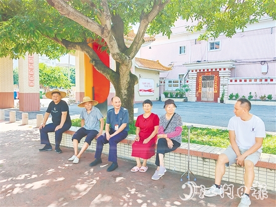 梁榮根（左三）與群眾交流。