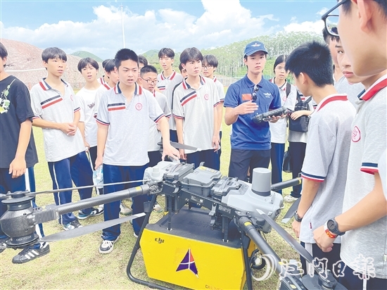 九年級學(xué)生向飛手了解無人機的操控技巧。
