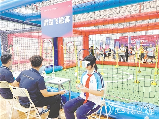 第九屆全國青少年無人機大賽廣東省賽（江門主站賽）中，相關(guān)項目的選手戴上VR眼鏡，通過“第一視角”操控?zé)o人機。