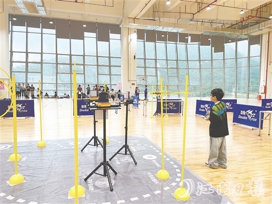 在第九屆全國青少年無人機大賽廣東省賽（江門主站賽）上，選手在比賽中操控?zé)o人機。