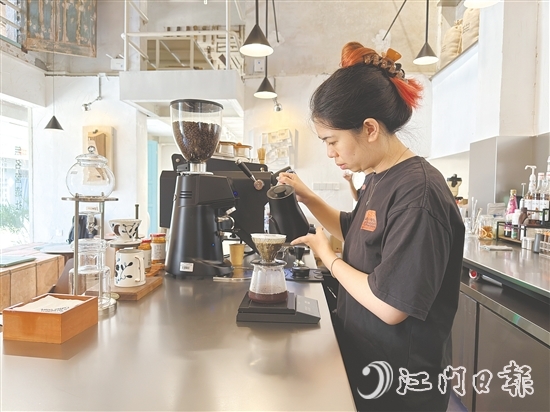 在梁艷芬看來，與其在城市里內(nèi)卷，不如回到熟悉的地方，把熟悉的事情做到極致，哪怕是一間小小的咖啡店，也能泡出自己的風味，走出自己的路。