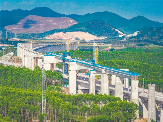 珠肇、廣湛高鐵交會路口施工現(xiàn)場。