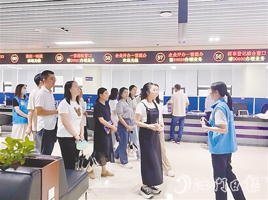 在講解員的引導下，群眾代表開啟了一場沉浸式政務服務體驗之旅。